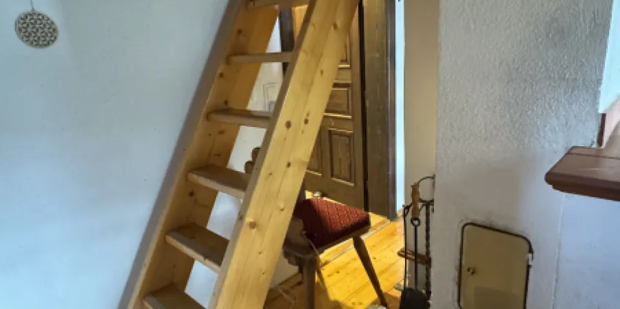 Treppe zur Galerie und Einzelbettzimmer