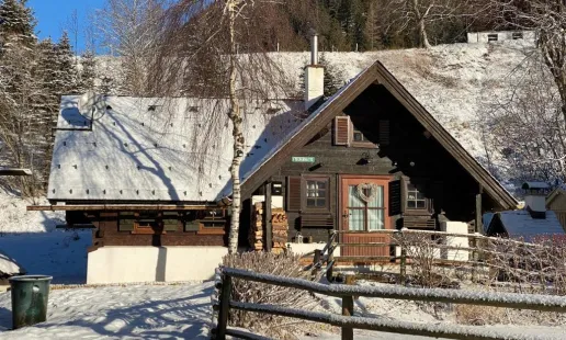 Fischerhütte von aussen im Winter