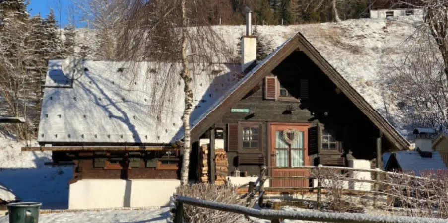 Fischerhütte von aussen im Winter