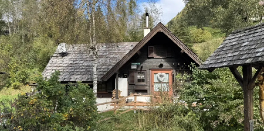 Fischerhütte von aussen im Sommer
