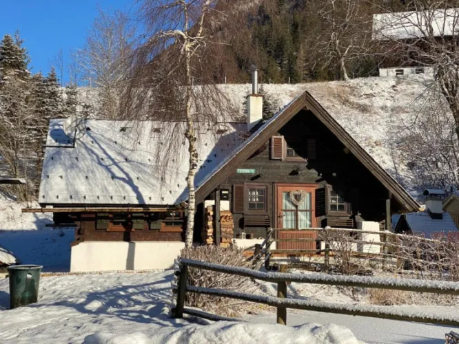Fischerhütte von aussen im Winter